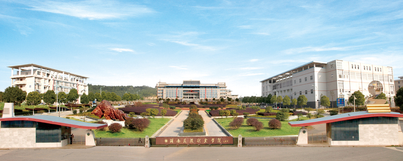 学院大门.jpg